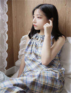 《女生把筷子放屁眼里-被黑人捅入子宫射精小说》