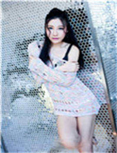 《顶级RAPPER潮水日本-美女脱内衣直播》